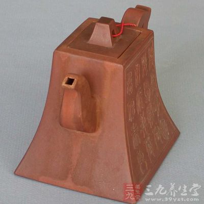 一把既美觀又實(shí)用的方型茶壺，要求比例準(zhǔn)確、口蓋緊密平整、塊面挺括、線條利落