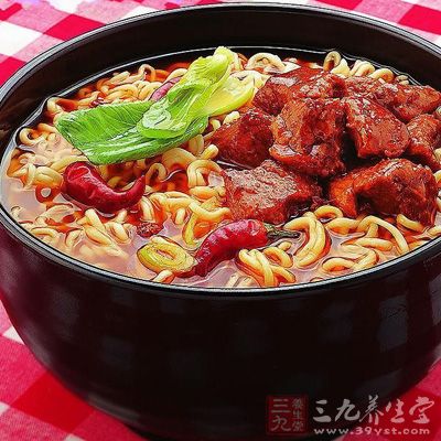 属于高盐、高脂、低维生素、低矿物质一类食物