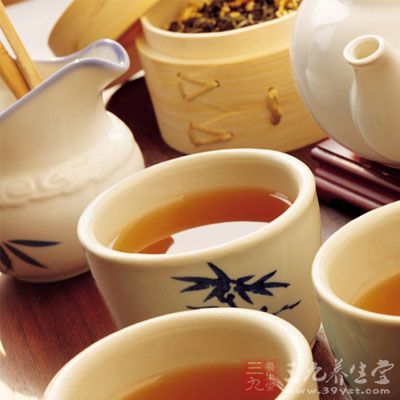 因为绿茶中含有大量抗氧化剂类黄酮和茶酸