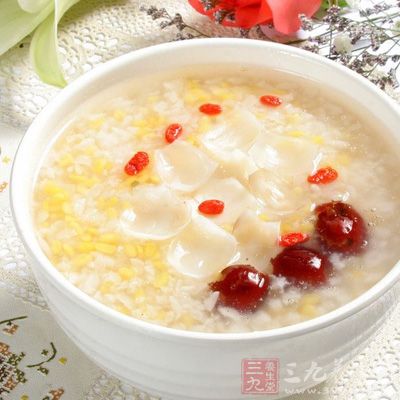 产妇要以流食为主，可以多食一些汤、粥