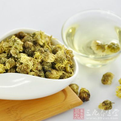 经常喝菊花茶可有效舒缓神经，改善焦虑症状