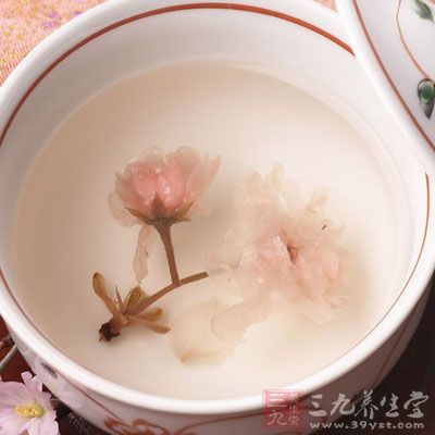 “胖女人”喝桃花茶