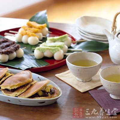 胃病患者的饮食应以温软淡素为宜，做到少吃多餐、定时定量