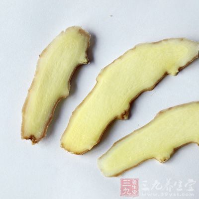 姜片、蒜片用开水煮透，然后在水中加入一些盐和醋