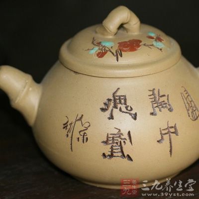 而在紫砂陶艺中变现书法艺术，主要的一方面就是通过书法的线条与紫砂壶作品的造型、色彩、材料等有着内在的一致与融合