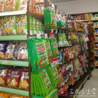 价格低廉颜色鲜艳 这些三无小零食你吃吗