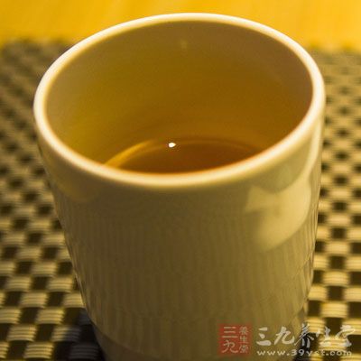 大麦茶属于粗粮。粗粮中的膳食纤维素可调整消化吸收功能，从而延缓营养物质的吸收