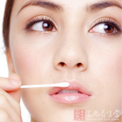 小孩下嘴唇内侧起泡_宝宝上嘴唇中间起泡_小