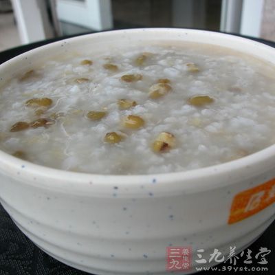 煮点绿豆粥做为宝宝的辅食(上午下午各吃100毫升，只喝汤别吃豆)吃4天左右就会好了