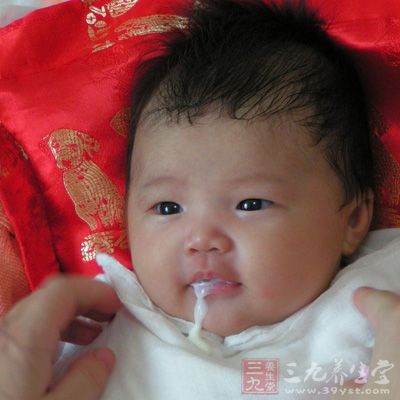 婴儿吐奶严重怎么办 怎样远离婴儿吐奶(4)
