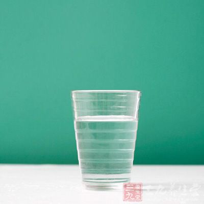 对大多数人来说，早晨喝150-200毫升是一个比较合适的饮水量