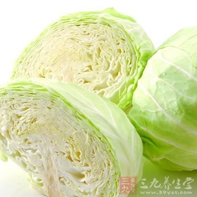 圆白菜半颗、熏肉1小块、青蒜、红尖椒