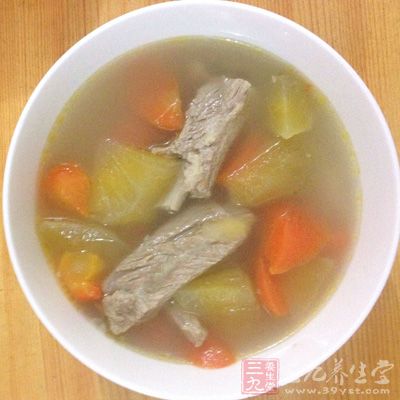 材料：雪莲果，肉骨，姜，无花果，盐