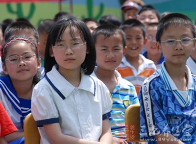 研究表明户外活动时间少 近视率增加