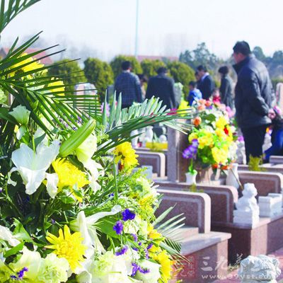 晋西北的河曲等地，旧俗上坟要带酒肴，祭毕祖先，便在坟地里饮食