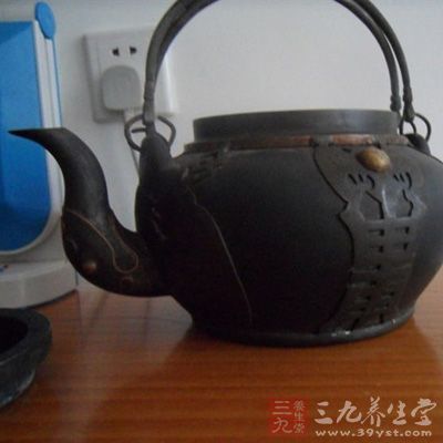 隨著模具的進(jìn)步，產(chǎn)出的錫鑲工藝品更加美觀、精致，也為更多種類產(chǎn)品的問(wèn)世提供了可能