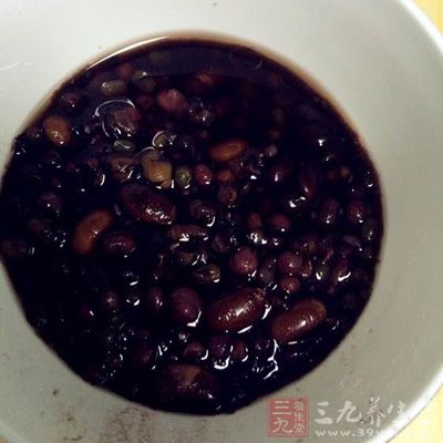 取绿豆、黑豆和赤豆适量，加少许米洗净后同煮，煮烂后加入甜味或咸味