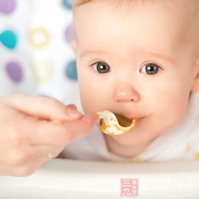 早饭要定时定量，给孩子规定起床时间，父母要及时给孩子准备早饭，还要保证早饭质量