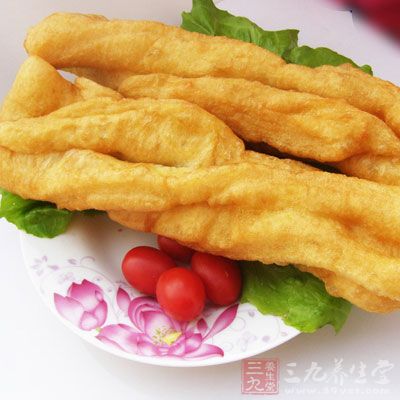 豆浆店卖的烧饼、油条、蛋饼、萝卜糕、煎饺等，都有油脂偏高的问题