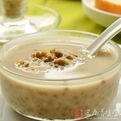 生綠豆搗碎，加水1大碗，煮沸后過濾取汁