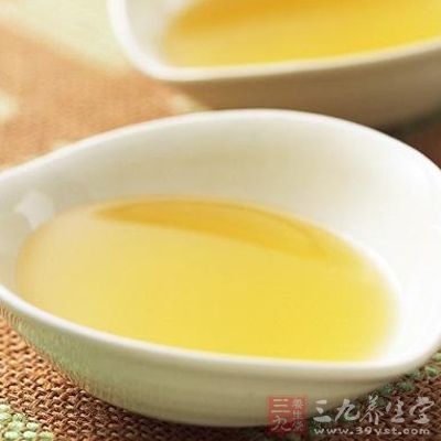 麻油50克灌服，并用鸡毛扫喉咙催吐