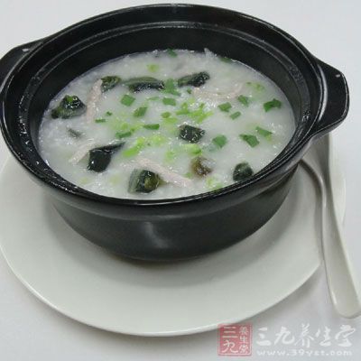 用肉做粥不仅能趋寒，也能补充营养，还可以刺激肠胃的蠕动