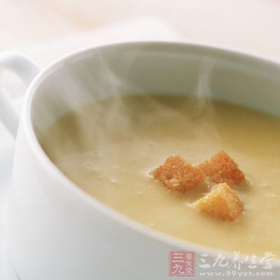 发热孩子的饮食以流食为主，如奶类、米糊、少油的荤汤等