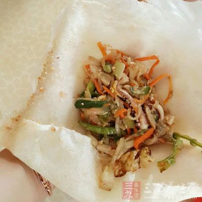 泉州的“润饼菜”是以面粉为原料擦制烘成薄皮