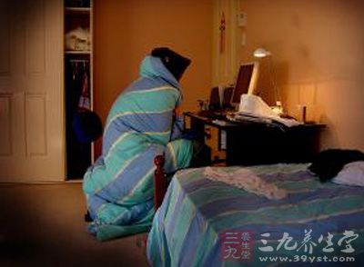 经常熬夜，也会造成内分泌失调、血液粘稠，久而久之形成习惯性犯困