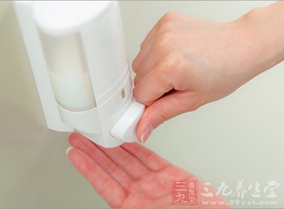 专家建议,揉搓双手的时间好在30秒以上,再用流水冲洗至少20秒,直至双手有涩感为止 专家建议,揉搓双手的时间好在30秒以上,再用流水冲洗至少20秒,直至双手有涩感为止