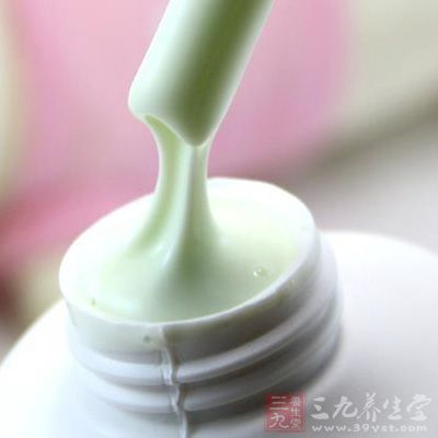 购买洗发水的时候也要注意标签中标明的清洁剂成分及含量,选择相对安全的产品 购买洗发水的时候也要注意标签中标明的清洁剂成分及含量,选择相对安全的产品