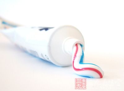 清除搪瓷茶杯中留下的茶垢和咖啡渍,可在杯内壁涂上牙膏后反复擦洗,一会儿就可以光亮如初 清除搪瓷茶杯中留下的茶垢和咖啡渍,可在杯内壁涂上牙膏后反复擦洗,一会儿就可以光亮如初