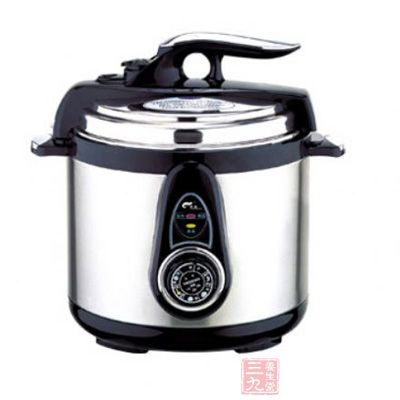 首先是要有选择地购买压力锅，一定要挑有牌号、有厂家、有说明书的、质量合格的压力锅