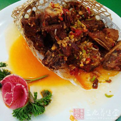 如果担心食物太油、太咸,可以利用桌上的清汤,把太油腻、口味过重的食物先用清汤汆烫过,这个原则很多人知道 如果担心食物太油、太咸,可以利用桌上的清汤,把太油腻、口味过重的食物先用清汤汆烫过,这个原则很多人知道