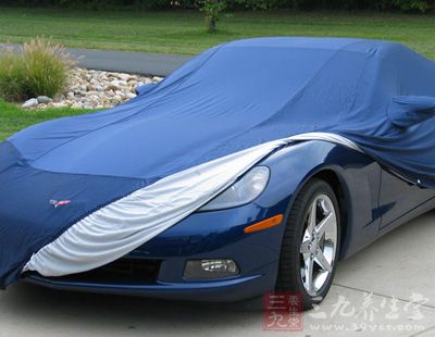 车辆停在室外,如果遇上刮风下雨的天气,车衣的内层就会反复抽打车漆 车辆停在室外,如果遇上刮风下雨的天气,车衣的内层就会反复抽打车漆