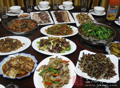 西安市营养学会副秘书长赵曾说,年夜饭不但要荤素比例协调,色香味美,还要兼顾老人孩子的需求,清淡好消化 西安市营养学会副秘书长赵曾说,年夜饭不但要荤素比例协调,色香味美,还要兼顾老人孩子的需求,清淡好消化