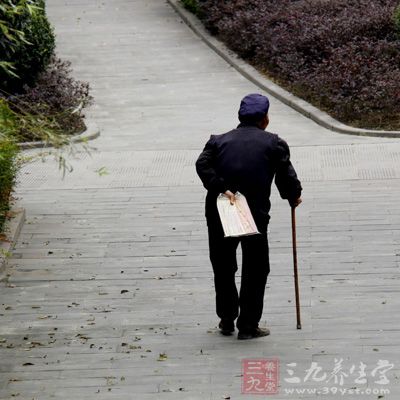 老年人明显的驼背、身高降低