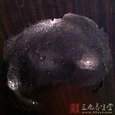 有黑头也有角栓(俗称白头)，可挤出一颗颗脂肪粒，留下细细的小孔