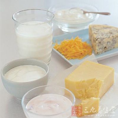 包括各種形式的乳制品，是維生素A、B、D以及鈣的主要來源，也可提供一定量的蛋白質(zhì)