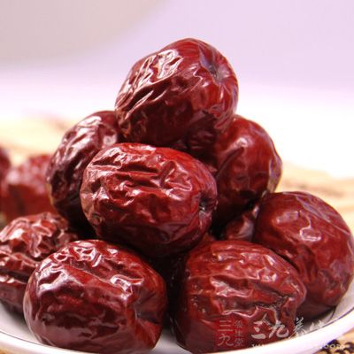 张的人,每天可吃3至5枚鲜枣,以补充维生素C,应