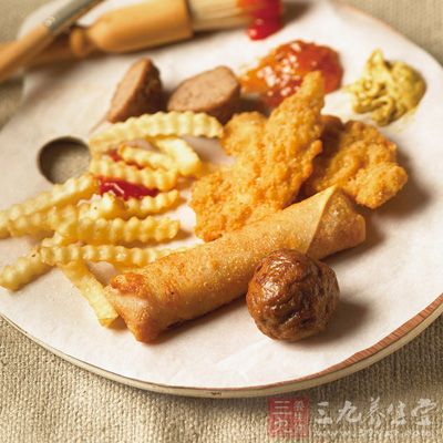 饮食宜清淡，避免进食熏烤和油炸食品