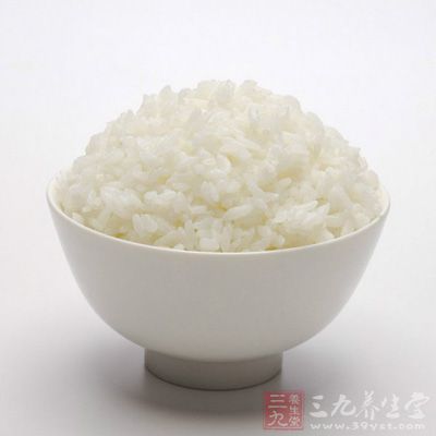 用吞米饭等方法将鱼刺硬咽下去则更加危险