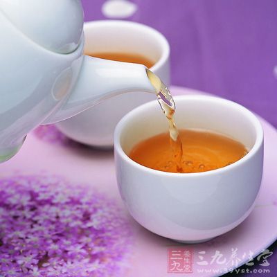 有的人认为酒后喝浓茶能解酒，其实这非但无效，还会伤肾