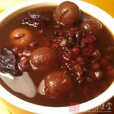 桂圆大枣红豆汤是一道滋味醇厚甜美的补气养血安神汤。