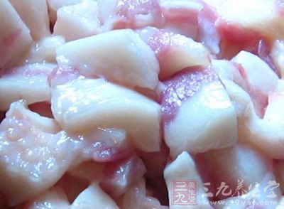 平时应少吃肥肉等高脂肪食物，因为油腻的食物食后容易产生饱腹感，人体也会产生疲劳现象