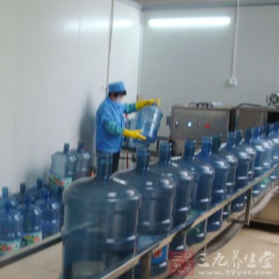 北京四成桶装水站被曝不正规 日产10万假水