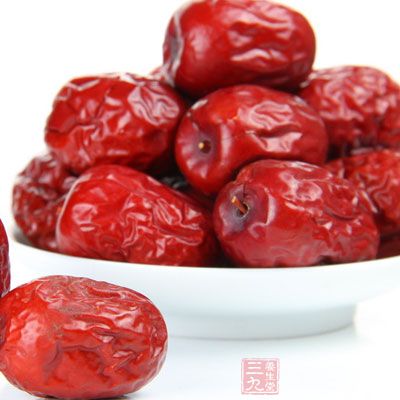 日常饮食中要多吃富含维生素的食物,比如核桃、葡萄干、红枣 日常饮食中要多吃富含维生素的食物,比如核桃、葡萄干、红枣