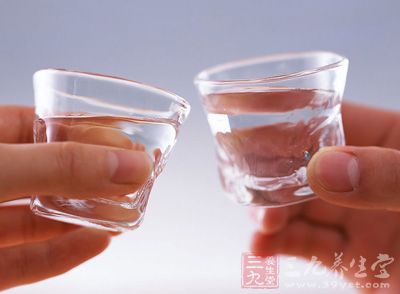酒精本身可直接损害胃粘膜，酒精还能引起肝硬化和慢性胰腺炎，反过来加重胃的损伤