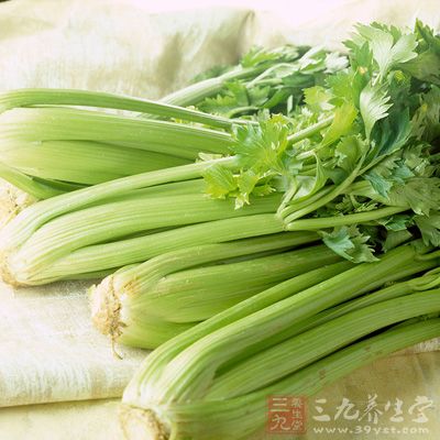 比如多吃芹菜等高纤维蔬菜，主食要以粗粮代替部分精粮