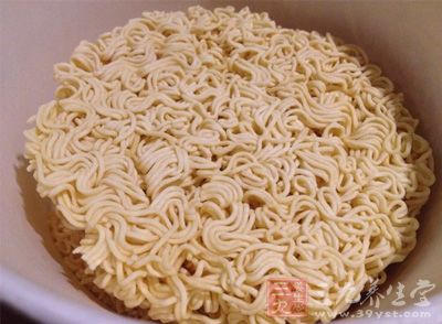 很多人都把方便面列为垃圾食品